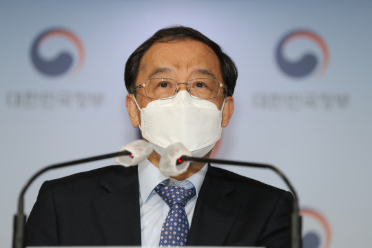 권익위, 김학의 전 법무차관 출국금지 사건 공수처에 이첩 박계옥 국민권익위원회 상임위원이 30일 정부서울청사에서 김학의 전 법무차관 출국금지 사건을 고위공직자수사처에 이첩한다고 발표하고 있다. 연합뉴스